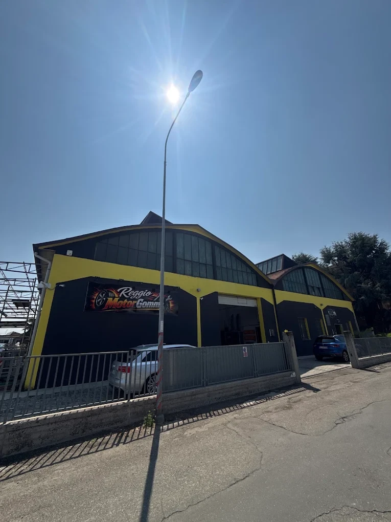 Facciata nera e gialla del capannone Reggio Motor Gomme in Via Carlo Zatti 6/A